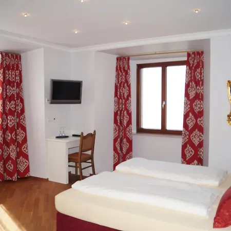 Strand-cafe Hotel *