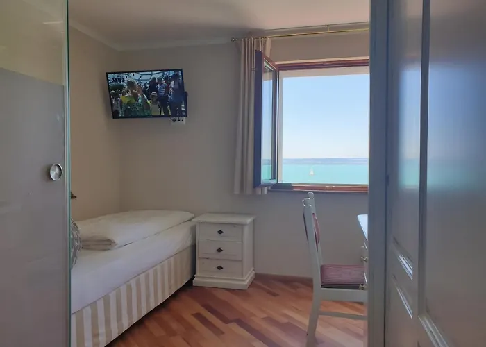 Szálloda Strand-cafe *